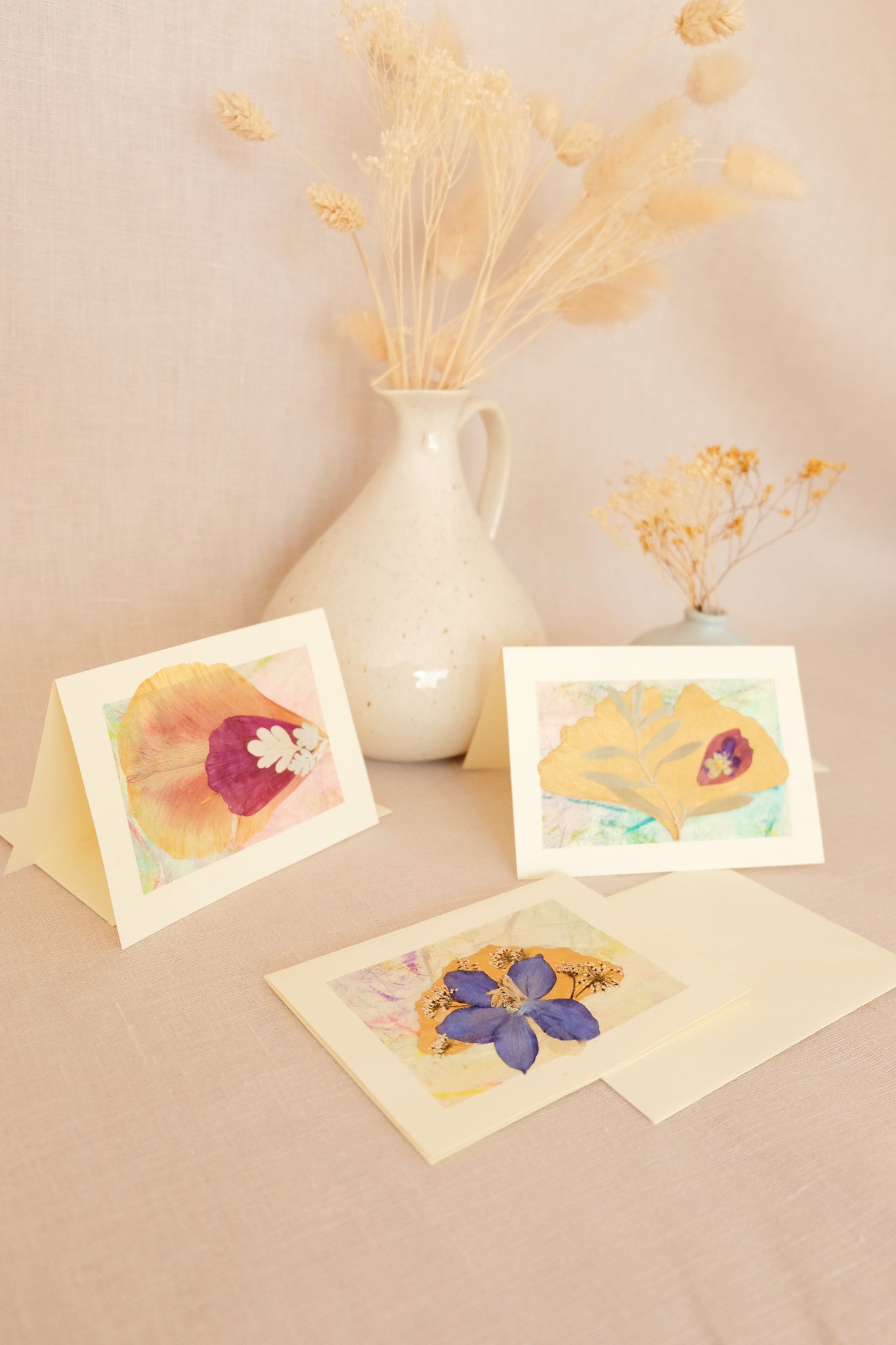 tarjetas prensadas de cáñamo y flores