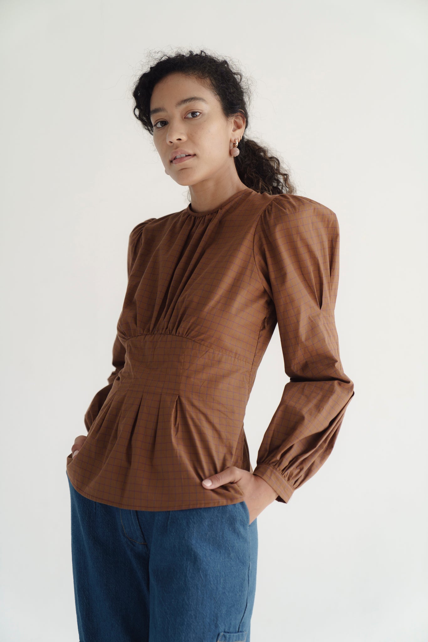 centra blouse in tierra grid