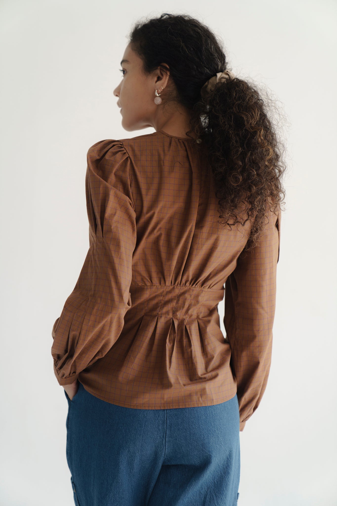 centra blouse in tierra grid