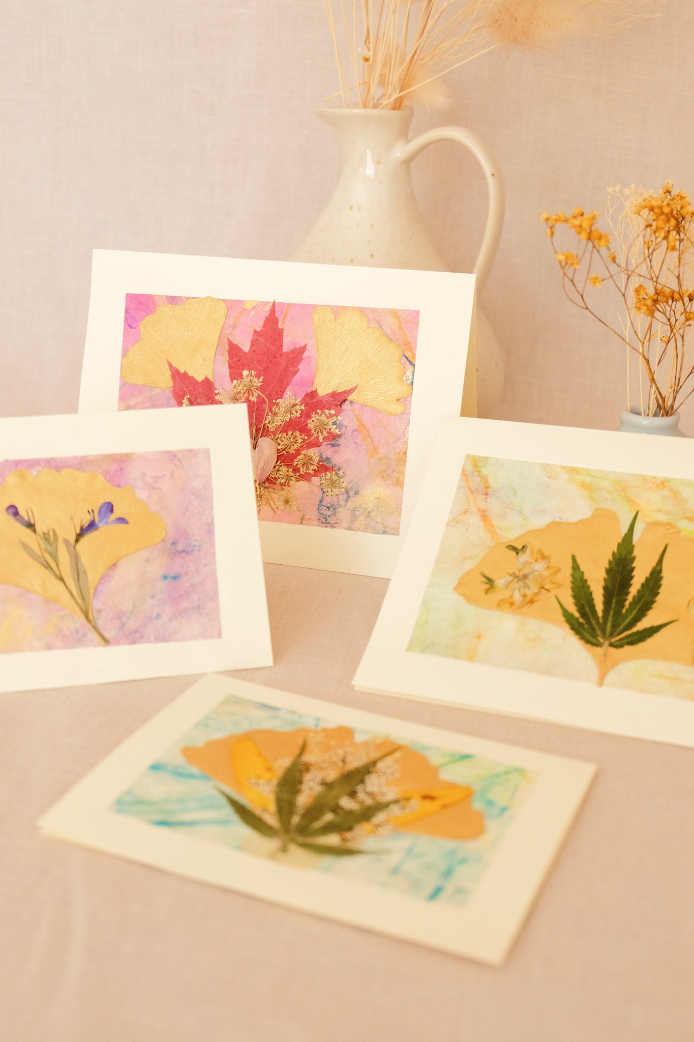 tarjetas prensadas de cáñamo y flores